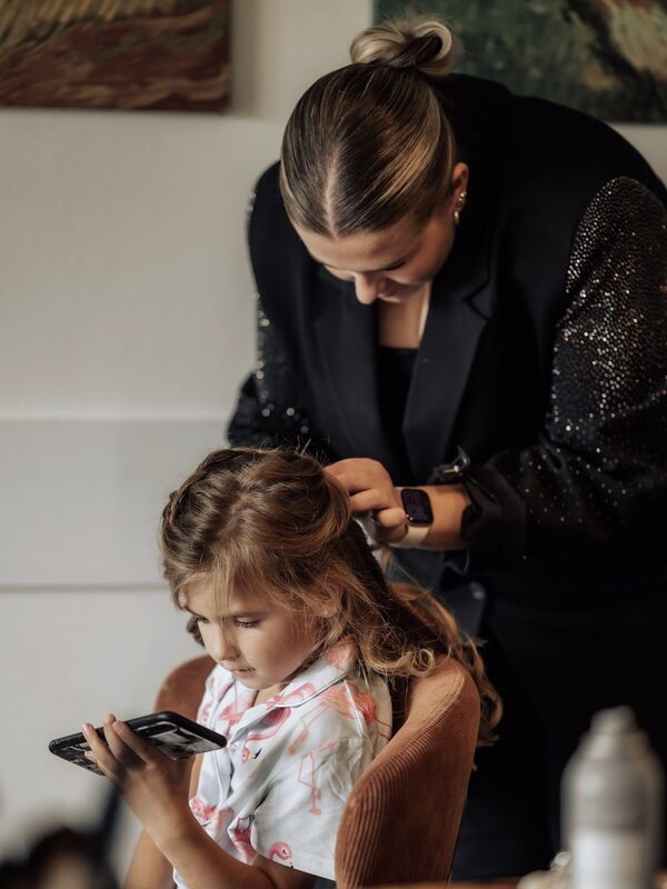 Danique doet het haar van een klein meisje in de salon