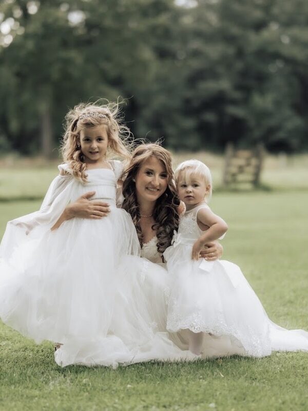 Bruid met twee bruidsmeisjes in het gras