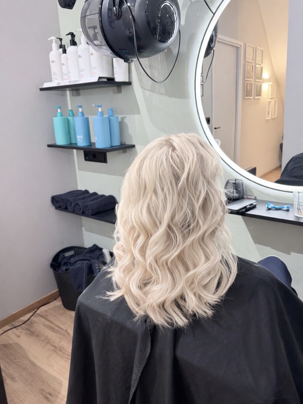 Na: lange blonde golven met extensions