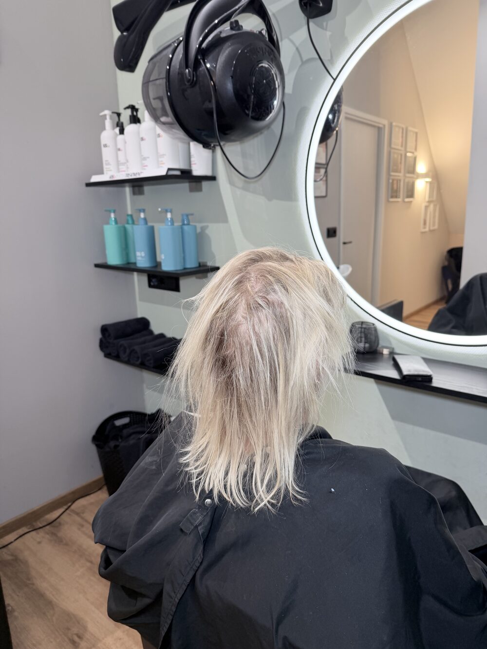 Voor: kort blond haar tot op de schouders
