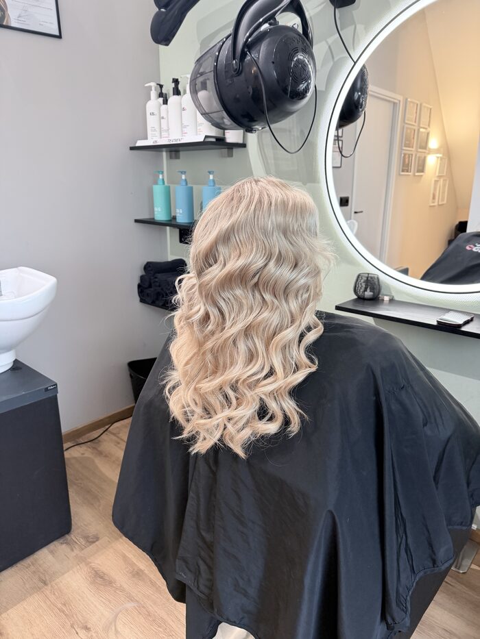 Na: volle blonde golven met extensions