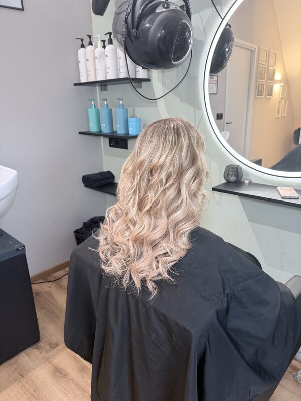 Blonde golven met extensions, gezien vanaf de achterkant