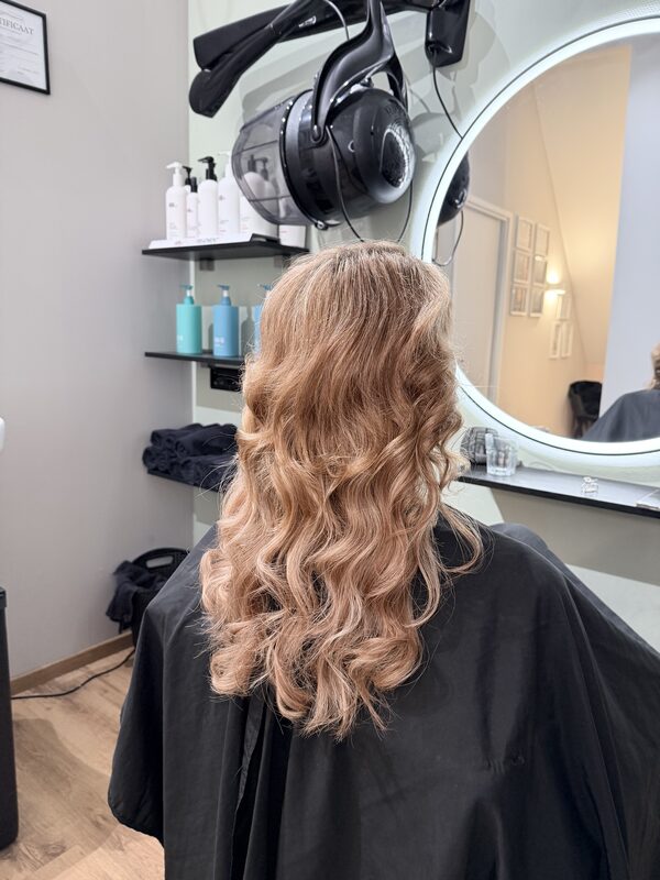 Lange koperblonde golven met extensions