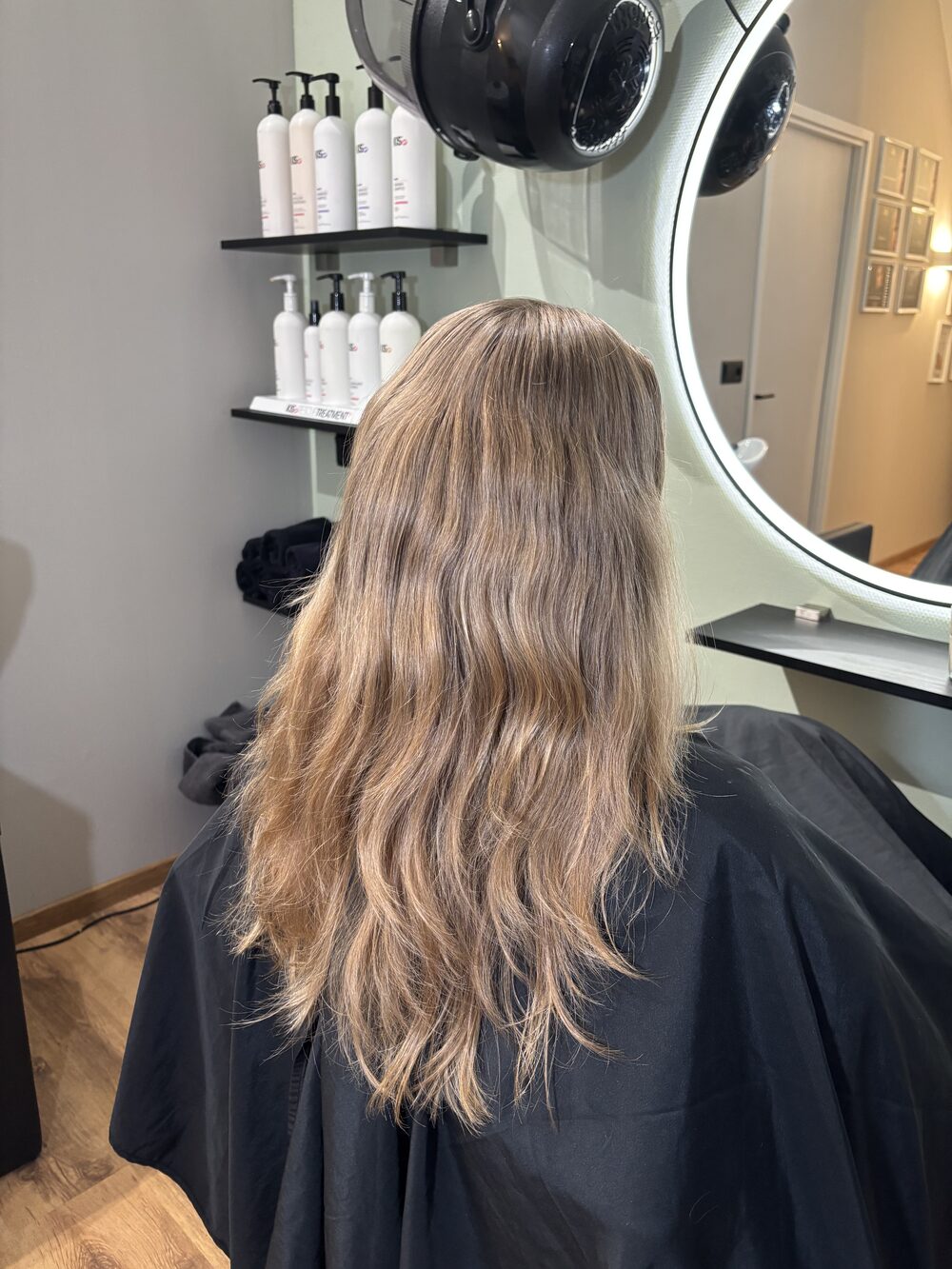 Voor: uitgegroeid donkerblond haar