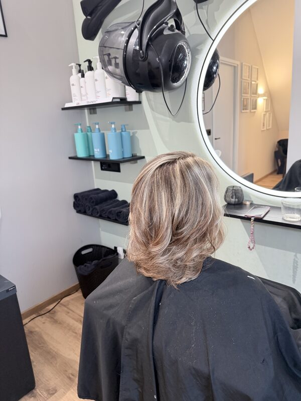 Lichtblond haar met zachte lagen na een kleuring