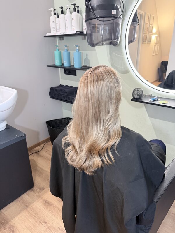 Blonde golven met lichte uitgroei-overgang