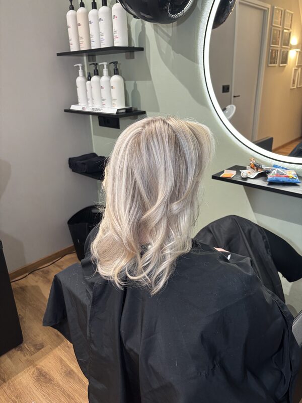 Lichtblonde balayage met golven
