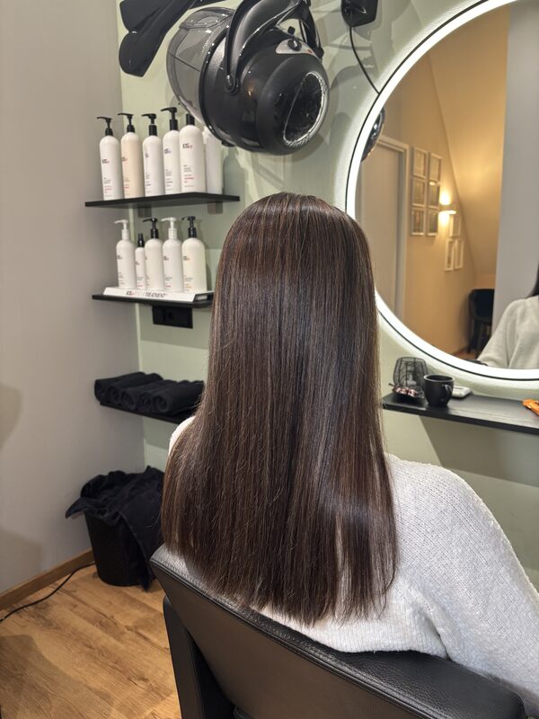 Glanzend donkerbruin steil haar