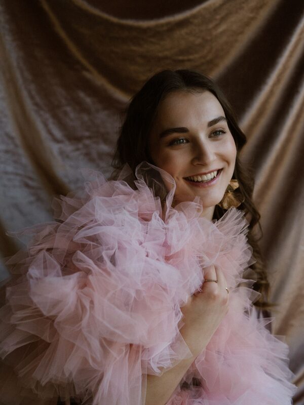 Model met roze tule kijkt recht in de camera