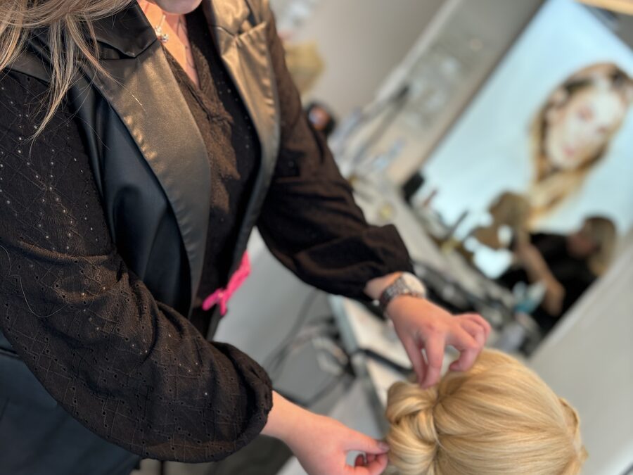 Danique aan het werk in haar salon aan huis, voor de spiegel