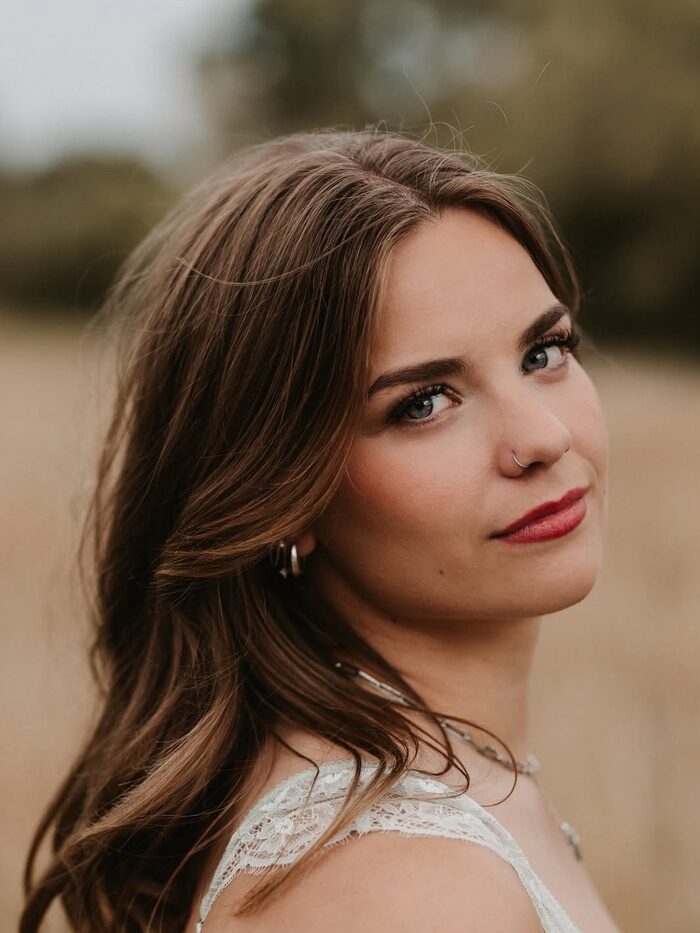 Bruid met losse golven en fijne vlecht, portret in avondlicht