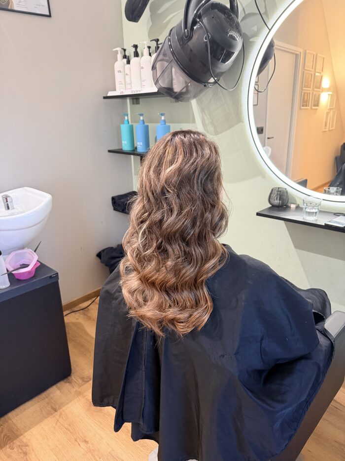 Na: lange, volle golven met hair extensions